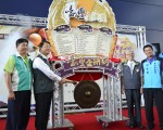 经发局吕曜志局长(左2)为台湾金饼奖敲锣，希望台中市糕饼产值再创新高。（赖瑞/大纪元）