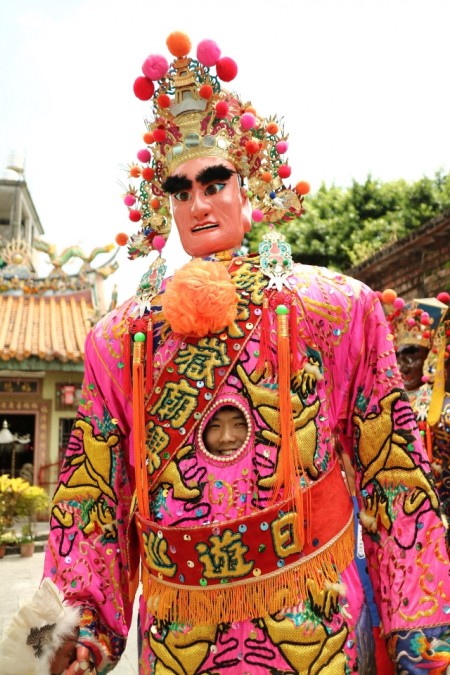 游客体验扛起大神尪,笑得合不拢嘴。(宜兰县丢丢铜青年协会提供)