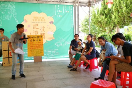 主办单位在庆元宫举办“知识王”挑战赛,游客从互动游戏中,更认识头城人文风情。(宜兰县丢丢铜青年协会提供)