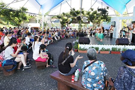 参加“与爱共乘”童玩传爱小旅行人员观赏日本团队的表演。(曾汉东/大纪元)