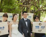 博士生成婚 邀獼猴見證婚禮