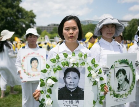 7月14日,江莉参加华盛顿DC法轮功反迫害游行,为其被活摘器官的父亲发声。(李莎/大纪元)