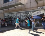 飛躍皇后購物中心是口袋妖怪（Pokemon Go）集中地，引發年輕人三五成群刷手機抓精靈。 (林丹/大紀元)