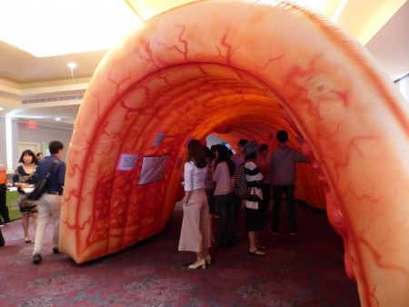 「關心腸健康-新唐人健康展」上的巨型充氣腸模型。