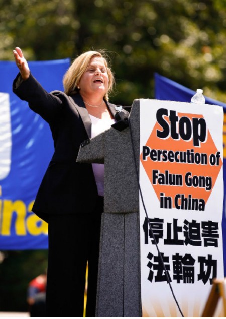 343号决议案谴责中共从法轮功学员身上强摘器官,并要求中共立即停止针对法轮功学员和其他良心犯的“强摘器官”行径。图为决议案发起人之一,佛罗里达州共和党籍资深国会众议员罗斯-雷婷恩。(戴兵/大纪元)