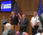 市长白思豪（左二）和警察局长布莱顿（左三）在新闻发布会上。 (庄翊晨/大纪元)