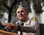 法官驳回洛县前警长李贝卡认罪协议