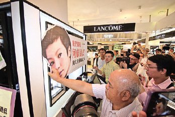 法國化妝品牌Lancôme在中共以市場利益施壓下取消與何韻詩合作,成為國際醜聞。(大紀元資料圖片)