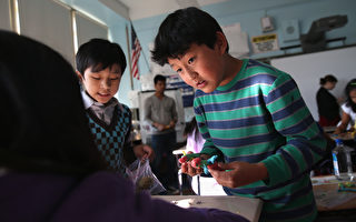 移民的孩子在参加课后班，根据教育局的调查，家长普遍希望学校有更多的课后班等项目。 (John Moore/Getty Images)