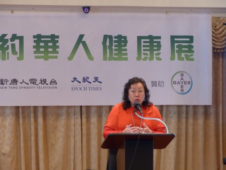 第一保健副總裁吳燁祺在「關心腸健康-新唐人健康展」上講解「病人家屬分享」。