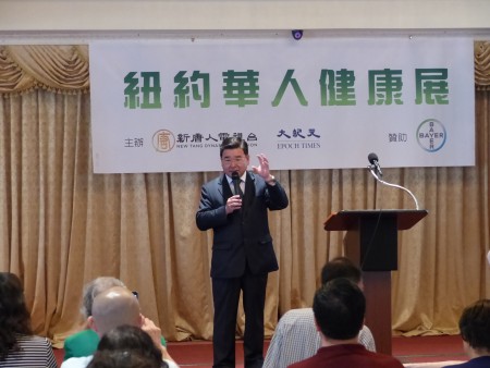 市議員顧雅明出席新唐人、大紀元主辦的腸健康展。