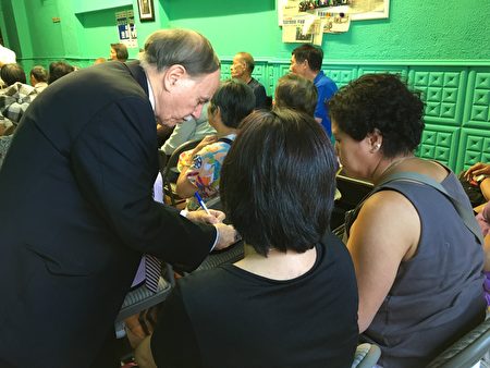 寇顿在帮助黄太太(右一)。