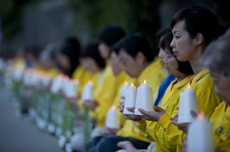 2016年7月19日晚,温哥华部分法轮功学员与民众在中领馆前举行烛光守夜,纪念法轮功反迫害17周年。(摄影:大宇/大纪元)