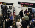 T机场过关顺序修改后，旅客就不用先拖着笨重的行李在美国海关清关再托运和安检了。（加通社）