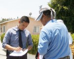 图：洛杉矶阿罕布拉警局华裔探员伍先生在记录范先生的陈述。（刘宁／大纪元）