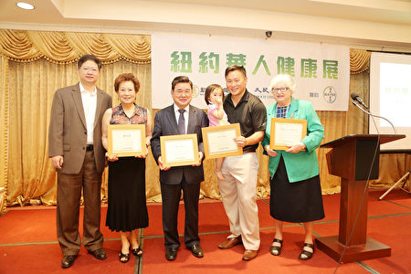 新唐人電視臺、大紀元媒體集團總裁唐忠先生和紐約健康展現場嘉賓合影。(圖|大紀元)