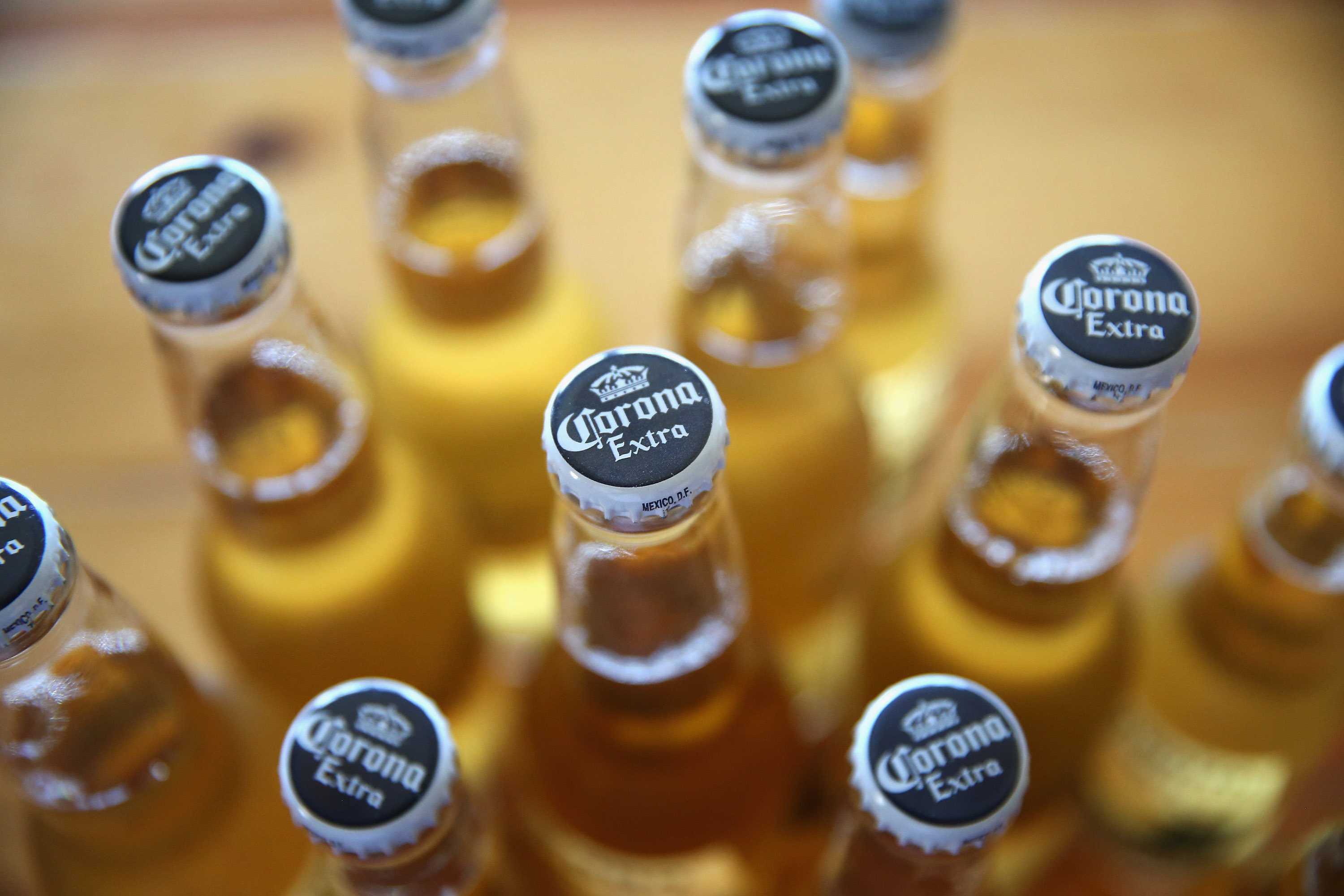 Как пить пиво корона. Corona cerveza пиво. Пиво Corona Extra коронавирус. Мексиканское пиво корона. Пивной стол.