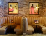 图：现代风格的餐厅室内设计，墙上挂着富有南非风情的画作。（李芝毓／大纪元）