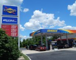 图：6月28日,州众议院通过一项议案：汽油税将在现有基础上每加仑涨23美分，该提案引起激烈反应。图为普林斯顿206号公路上一加油站。（郭茗/大纪元）