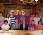 台湾清华大学校长贺陈弘（前排中）于7月9日到访多伦多。（伊铃/大纪元）