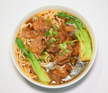 招牌紅燒牛肉麵,牛肉不僅大塊且入味。(石嵐/大紀元)