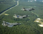 三种型号的F-35列队飞行，从上到下分别是F-35A、F-35B和F-35C。 （维基百科）