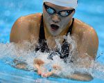 16歲的游泳女將葉詩文在2012年倫敦奧運會上令人震驚的表現引發質疑。葉詩文一舉獲得400米和200米個人混合泳金牌，打破了世界紀錄和奧運會紀錄。  (FABRICE COFFRINI/AFP/GettyImages)