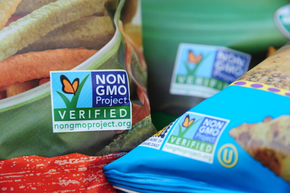 一些美國超市食品袋上已經有了非轉基因食品（Non GMO）標籤。（ROBYN BECK/AFP/Getty Images)