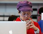 近年中国智能手机日益普及。人们紧盯屏幕的时间增加，户外活动时间减少，两个因素叠加，给眼睛造成严重伤害。(Feng Li/Getty Images)