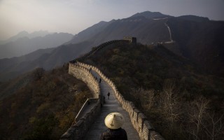 北京文化當局發誓要打壓毀壞長城的犯罪行為，擔憂這個聯合國教科文組織認定的世界文化遺產將一塊磚一塊磚的消失。 (Kevin Frayer/Getty Images)