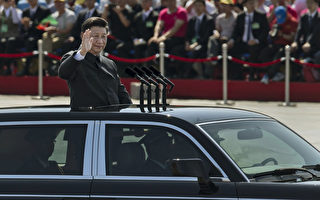 2015年9月3日，习近平在纪念二战胜利阅兵式上阅兵。(Kevin Frayer/Getty Images)