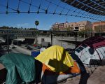 7月26日﹐洛杉磯無家可歸者管理局（Los Angeles Homeless Services）宣布即試圖在100天內為100名無家可歸青年尋找到安全及穩定的住處。圖為2015年12月無家可歸者在市中心联邦大楼附近的高架桥旁搭营。 (MARK RALSTON/AFP/Getty Images)