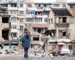 一名中国男子站在被拆迁的房屋前。(JOHANNES EISELE/AFP/Getty Images)