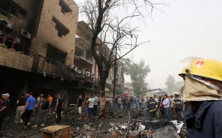 巴格达购物区连环炸弹袭击 至少126死147伤