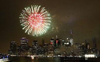 國慶焰火照亮紐約曼哈頓夜空