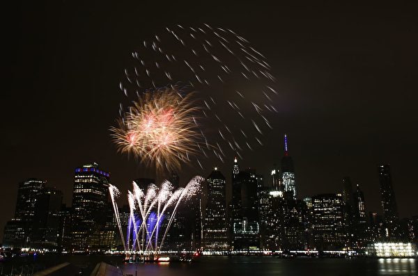 TOPSHOT - The annual Macy's 4th of July fireworks illuminate the night sky in New York on July 4, 2016. / AFP / KENA BETANCUR (Photo credit should read KENA BETANCUR/AFP/Getty Images)