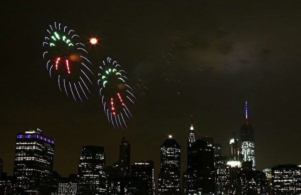 The annual Macy's 4th of July fireworks burst above the Manhattan skyline in New York on July 4, 2016. / AFP / KENA BETANCUR (Photo credit should read KENA BETANCUR/AFP/Getty Images)