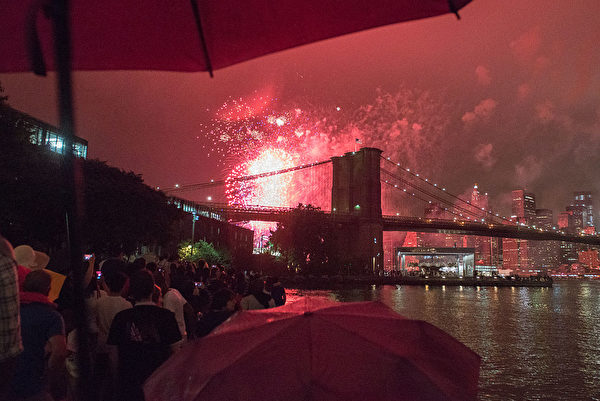 NEW YORK, NY - JULY 4: People watch the Macy's Fourth of July Fireworks from Brooklyn Bridge Park on July 4, 2016 in the Brooklyn borough of New York City. The celebrations mark the nation's 240th Independence Day. (Photo by Stephanie Keith/Getty Images)