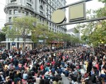 美国各地大城的民众，于2016年7月8日扩大进行抗议警察暴力的示威活动。本图为旧金山市的示威抗议活动现场。（JOSH EDELSON/AFP/Getty Images）