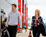 7月9日在F1方程式赛车英国段，奔驰厂商英国执行总监Toto Wolff及夫人著商务休闲装，出现在赛场。(Mark Thompson/Getty Images)