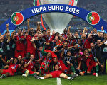 葡萄牙成为第十个捧起德劳内杯的国家 这也是葡萄牙队史上首座大赛奖杯。（Lars Baron/Getty Images)