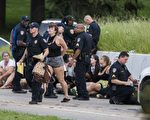 美國路易斯安那州的巴頓魯治市警察局長於2016年7月12日表示，警方逮捕3名偷槍企圖襲警的黑人。本圖為在巴頓魯治市示威抗議的民眾，於10日被警方逮捕。（Mark Wallheiser/Getty Images）