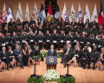7月12日下午，紀念5名殉職警察的追思會在達拉斯舉行。奧巴馬發言。 ( Tom Pennington/Getty Images)