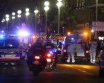 星期四（7月14日）法國國慶日，一輛大貨車在法國南部城市尼斯衝向人群，造成至少73人死亡。貨車司機已被擊斃。(VALERY HACHE/AFP/Getty Images)
