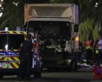 组图：法国恐袭 大卡车辗撞人群1英里77死