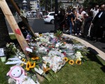 尼斯恐怖襲擊後，人們在案發當地獻花哀悼。(BORIS HORVAT/AFP/Getty Images)