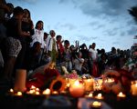 法國尼斯恐襲後，7月15日，民眾聚集在屠殺現場為罹難者哀悼。（Carl Court/Getty Images）