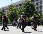土耳其軍人15日晚政變失敗後，當局展開大清洗，且範圍不斷擴大，不但拘捕了超過7000名司法与軍隊人員，還將約8000名警察停职。圖為警察在安卡拉街頭執行任務。(ILYAS AKENGIN/AFP/Getty Images)