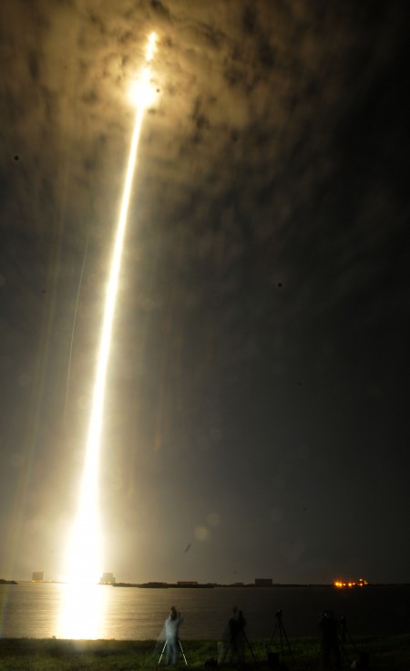 周一凌晨，马斯克旗下的太空探索科技公司SpaceX发射了满载国际空间站物资的猎鹰9号火箭，并第二次陆上回收火箭成功。(BRUCE WEAVER/AFP/Getty Images)