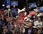 美国共和党全国代表大会18日在喧嚣中登场，川普的反对派与支持者爆发了口水战，让大会一度陷入混乱。图为党代表们挥舞著标语。(ANDREW CABALLERO-REYNOLDS/AFP/Getty Images)